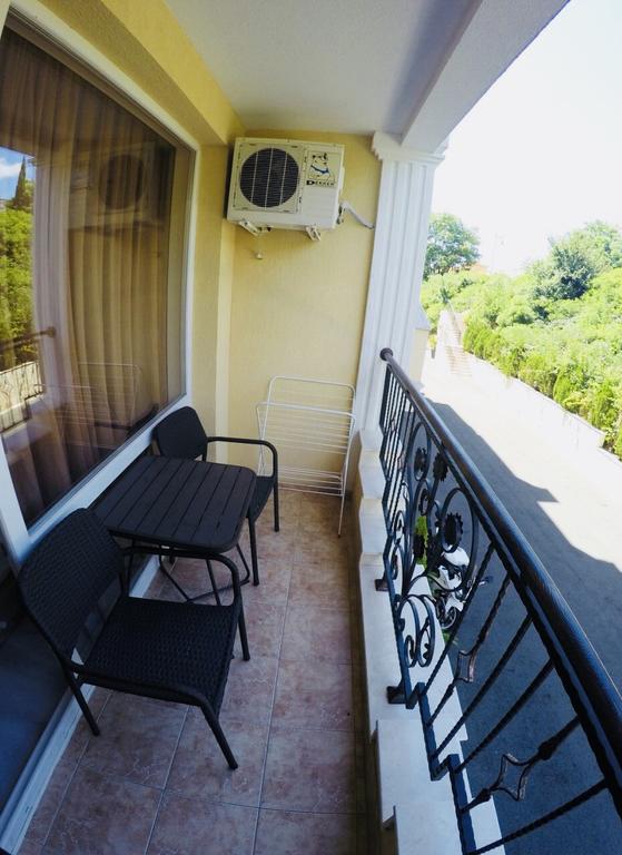 Villa Sardinia , Святой влас