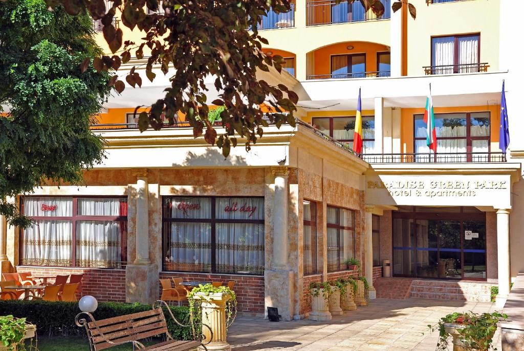 Paradise Green Park Aparthotel