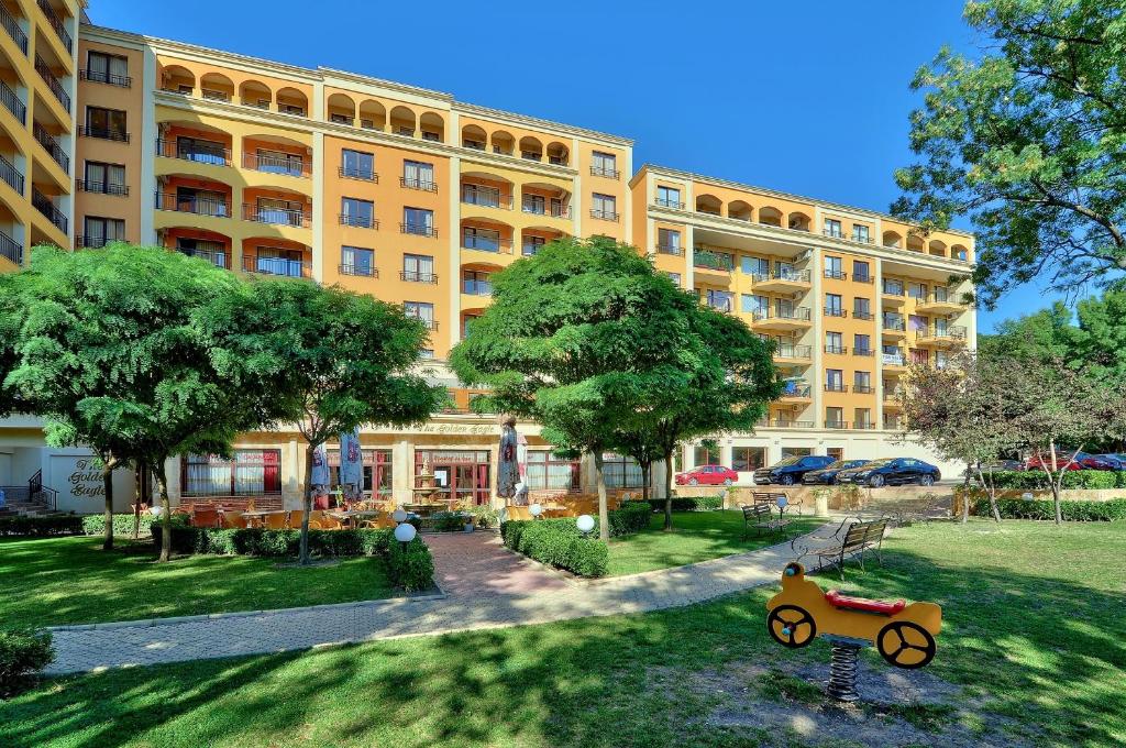 Paradise Green Park Aparthotel