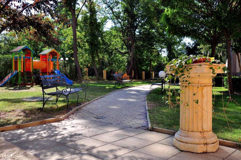 Paradise Green Park Aparthotel