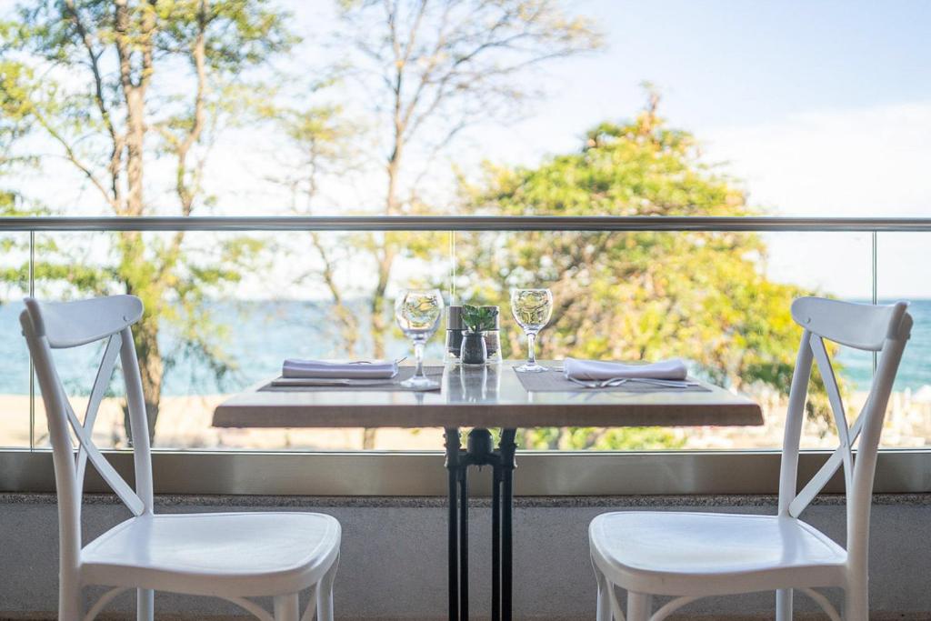 Moko Beach by Grifid