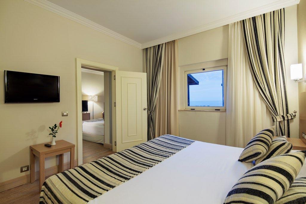 СRYSTAL TAT BEACH GOLF RESORT & SPA