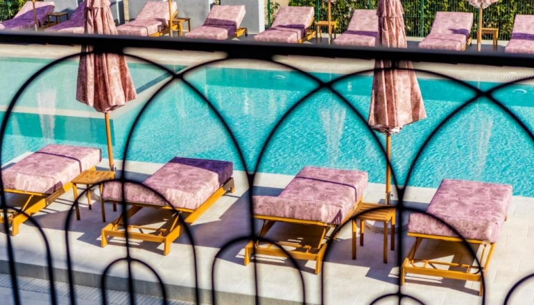 J’Adore Secret Garden: Французький шик на Сонячному березі