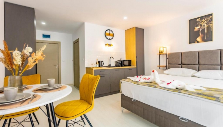 J’Adore Secret Garden: Французький шик на Сонячному березі