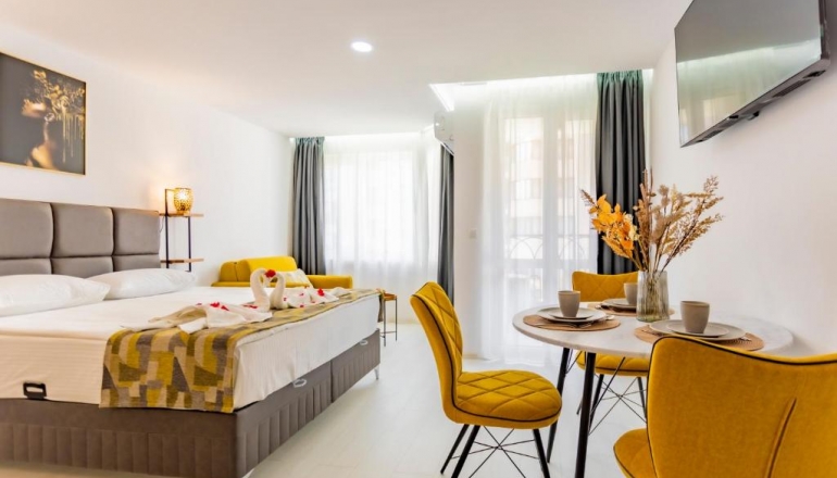 J’Adore Secret Garden: Французький шик на Сонячному березі