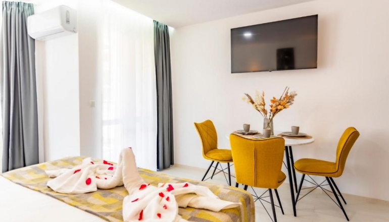 J’Adore Secret Garden: Французький шик на Сонячному березі J’Adore Secret Garden: Французький шик на Сонячному березі