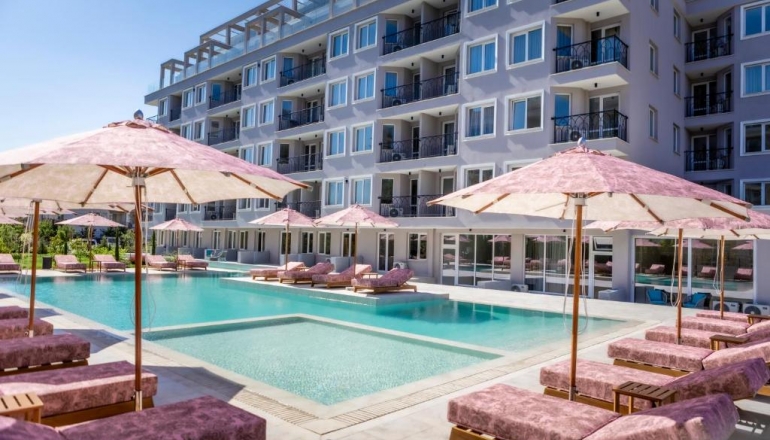 J’Adore Secret Garden: Французький шик на Сонячному березі J’Adore Secret Garden: Французький шик на Сонячному березі