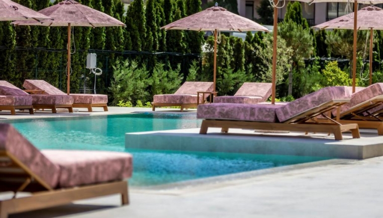 J’Adore Secret Garden: Французький шик на Сонячному березі