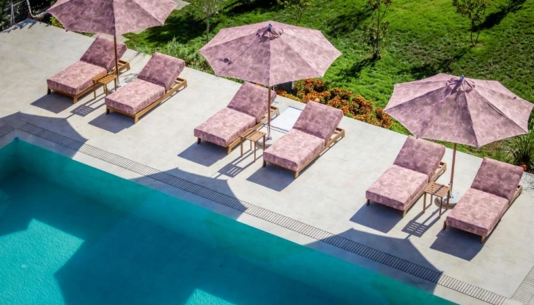 J’Adore Secret Garden: Французький шик на Сонячному березі