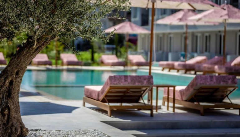 J’Adore Secret Garden: Французький шик на Сонячному березі J’Adore Secret Garden: Французький шик на Сонячному березі