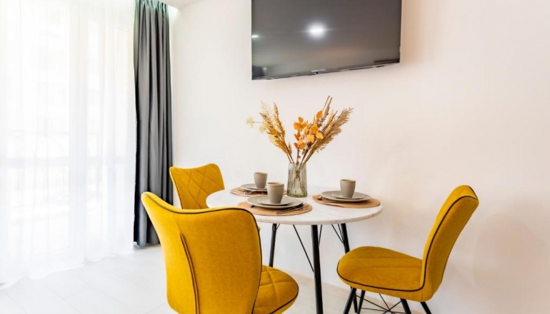 J’Adore Secret Garden: Французький шик на Сонячному березі J’Adore Secret Garden: Французький шик на Сонячному березі