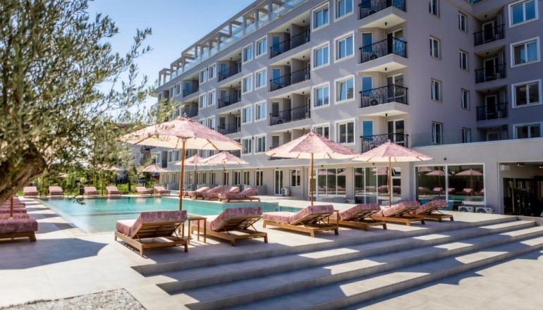 J’Adore Secret Garden: Французький шик на Сонячному березі