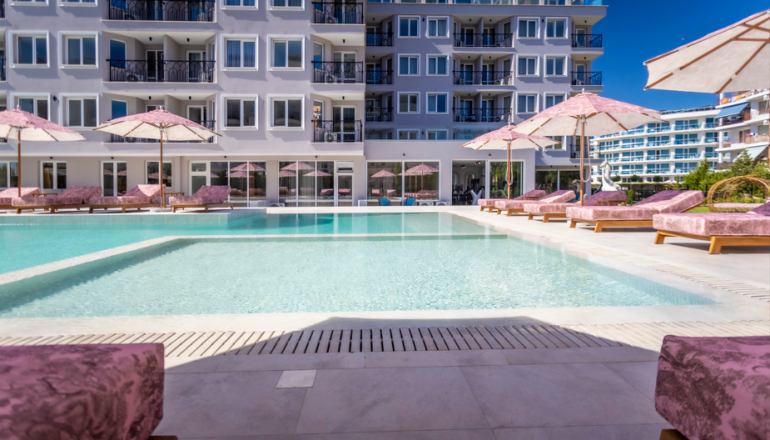 J’Adore Secret Garden: Французький шик на Сонячному березі J’Adore Secret Garden: Французький шик на Сонячному березі