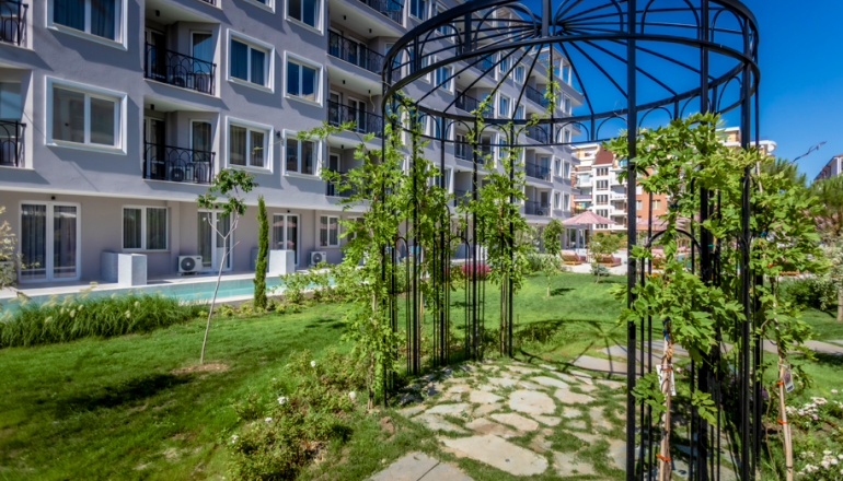 J’Adore Secret Garden: Французький шик на Сонячному березі J’Adore Secret Garden: Французький шик на Сонячному березі