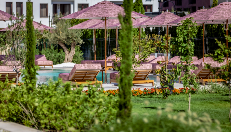 J’Adore Secret Garden: Французький шик на Сонячному березі J’Adore Secret Garden: Французький шик на Сонячному березі