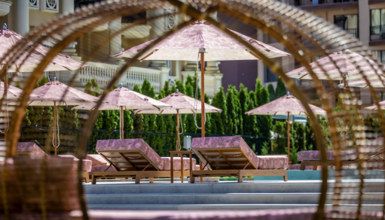 J’Adore Secret Garden: Французький шик на Сонячному березі J’Adore Secret Garden: Французький шик на Сонячному березі