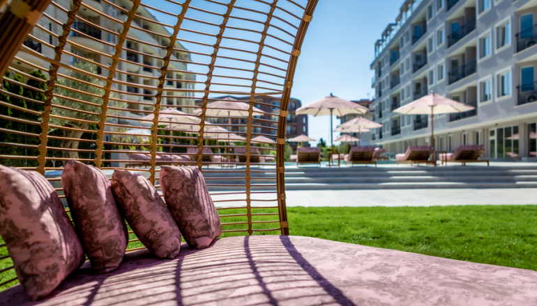 J’Adore Secret Garden: Французький шик на Сонячному березі J’Adore Secret Garden: Французький шик на Сонячному березі