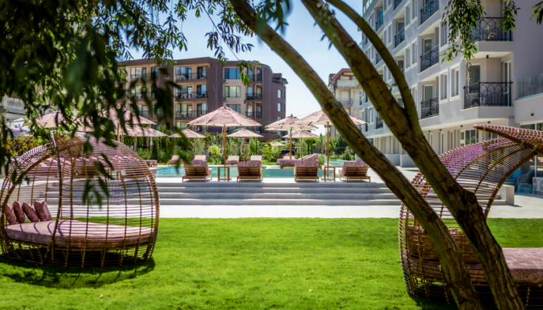 J’Adore Secret Garden: Французький шик на Сонячному березі J’Adore Secret Garden: Французький шик на Сонячному березі