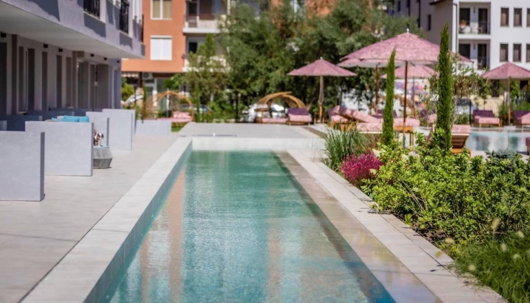 J’Adore Secret Garden: Французький шик на Сонячному березі J’Adore Secret Garden: Французький шик на Сонячному березі